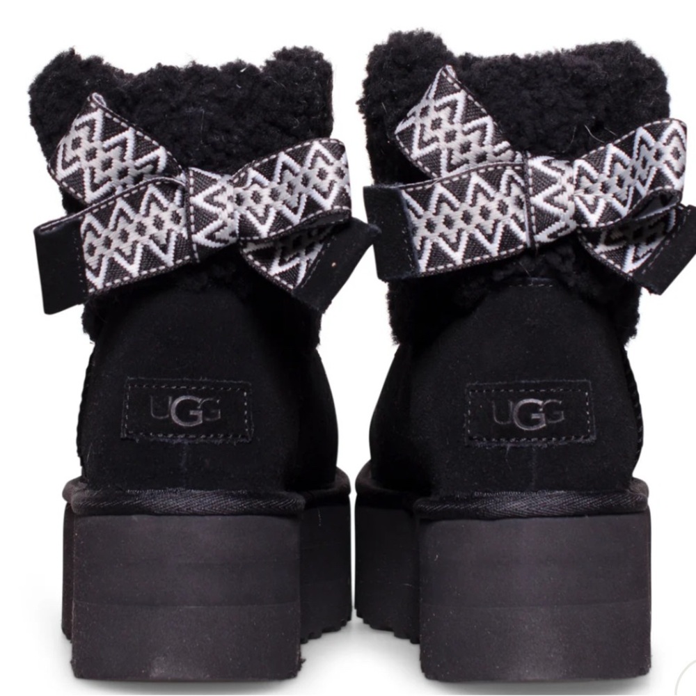 UGG maxi curly mini boots black